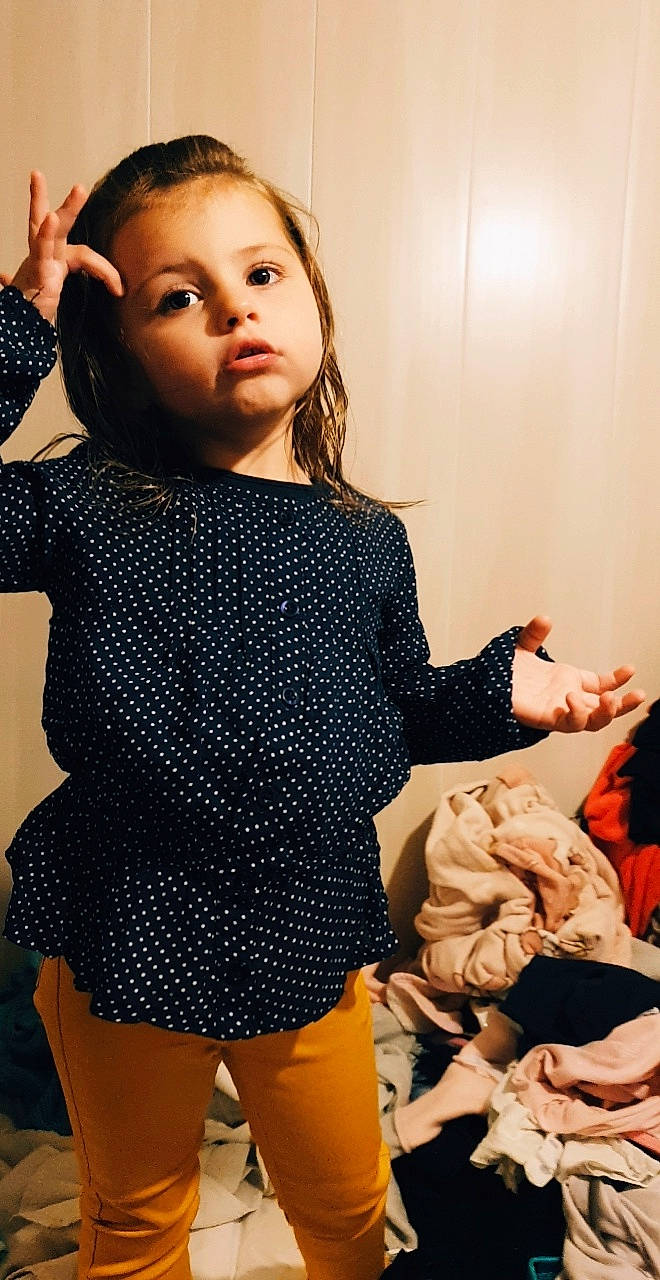 Emma a rejoint le concours — aidez-le/la à gagner de superbes lots ! baby, child, clothing, design, outerwear, pattern, person, polka_dot, sleeve, toddler