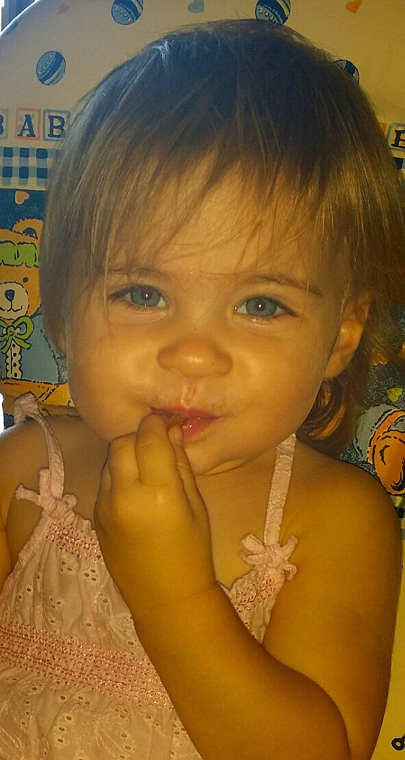 Arwenn a rejoint le concours — aidez-le/la à gagner de superbes lots ! bangs, beauty, brown_hair, cheek, child, chin, eye, eyebrow, eyelash, finger, forehead, hairstyle, iris, lip, mouth, nail, nose, organ, person, skin