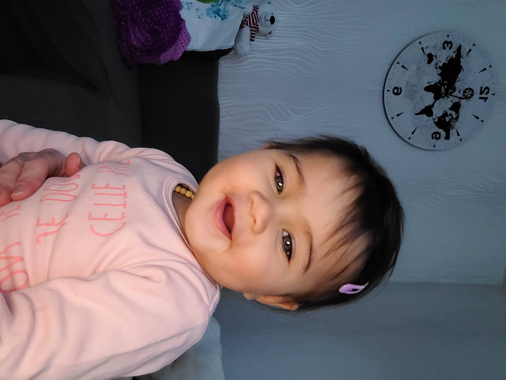 Iris participe au concours pour gagner de l'argent avec cette photo : baby, baby_toddler_clothing, cheek, child, chin, clock, comfort, eyelash, facial_expression, fun, happy, home_accessories, joy, lip, nose, person, quartz_clock, room, skin, sleeve