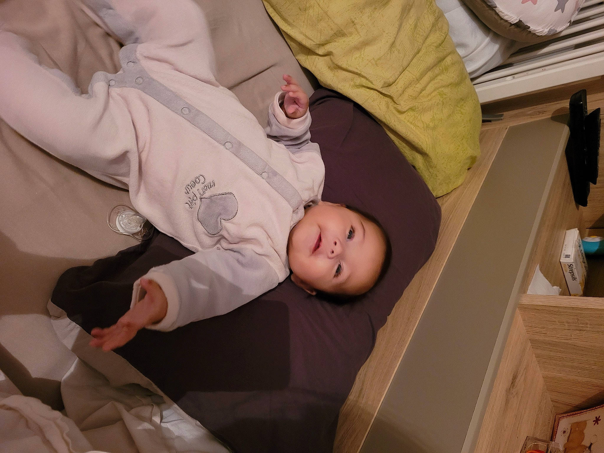 Iris participe au concours pour gagner de l'argent avec cette photo : baby, baby_products, baby_toddler_clothing, child, comfort, flooring, gesture, hardwood, human_body, leg, nap, person, room, sitting, sleep, toddler, tree, wood