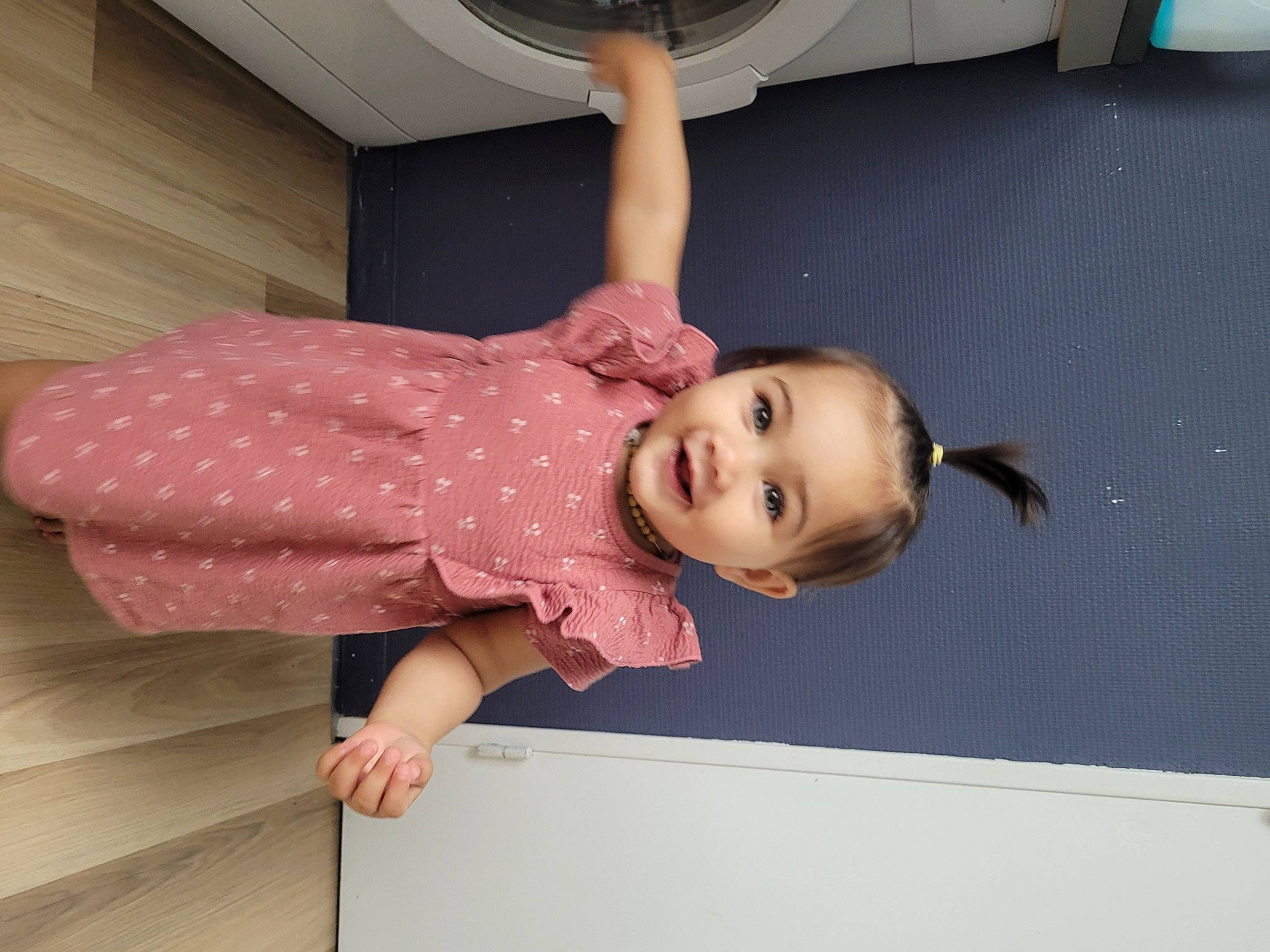 Iris a rejoint le concours — aidez-le/la à gagner de superbes lots ! baby, baby_products, baby_toddler_clothing, cheek, child, elbow, flooring, fun, happy, human_leg, joy, knee, magenta, pattern, person, pink, room, sleeve, smile, toddler