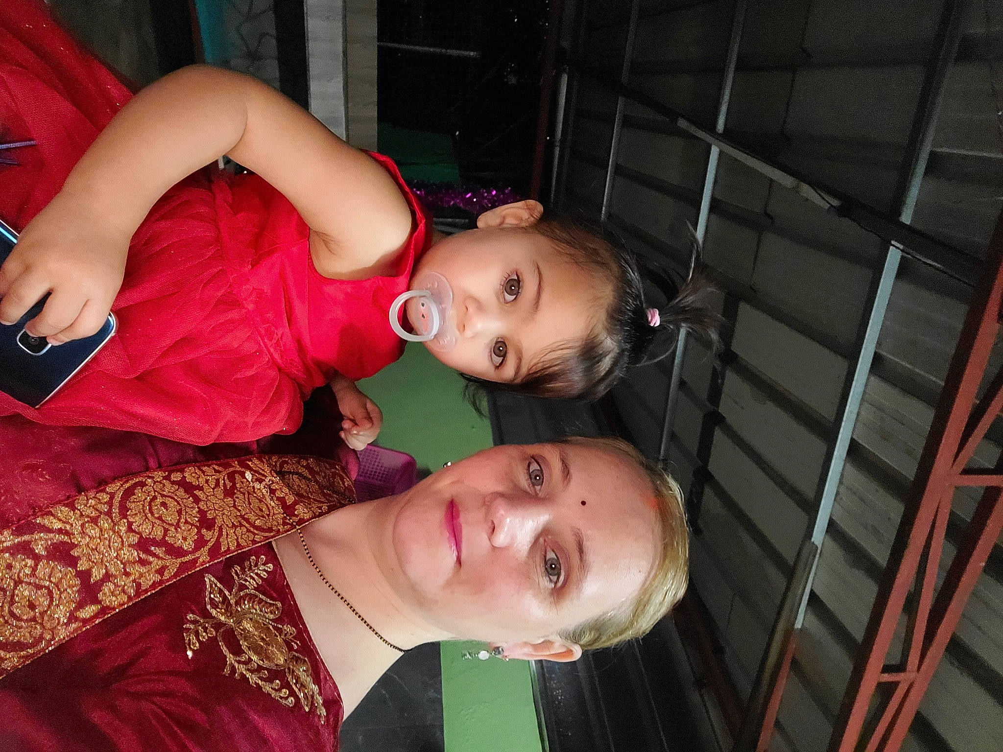 Iris a rejoint le concours — aidez-le/la à gagner de superbes lots ! abdomen, black_hair, chest, child, event, eye, flash_photography, flesh, formal_wear, fun, happy, jewellery, mouth, pattern, person, sari, skin, smile, thigh, tree