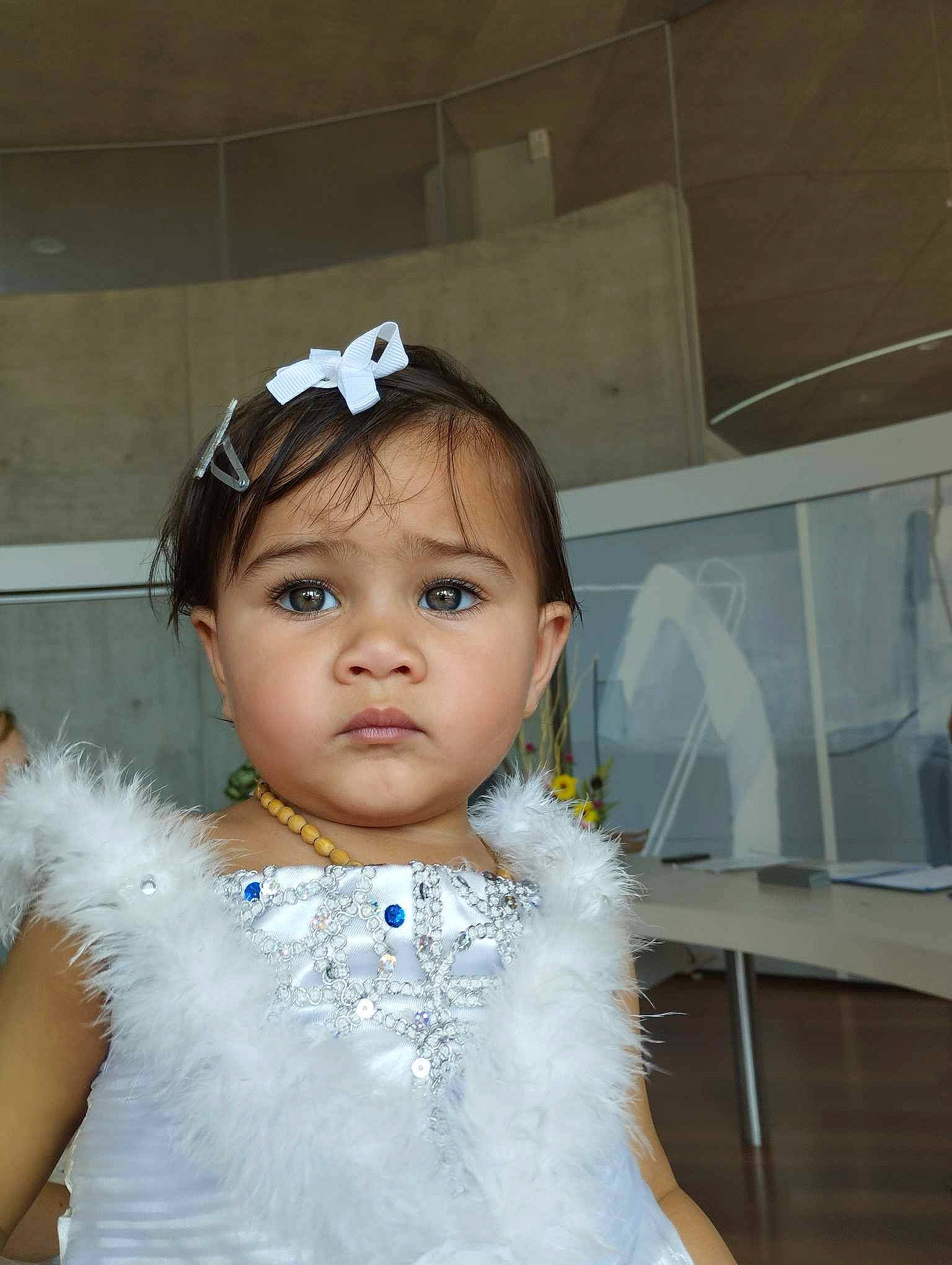 Iris a rejoint le concours — aidez-le/la à gagner de superbes lots ! baby_toddler_clothing, black_hair, cheek, chin, ear, eyebrow, eyelash, fashion_design, fun, hair_accessory, happy, headpiece, iris, jewellery, lip, neck, nose, person, skin, sleeve