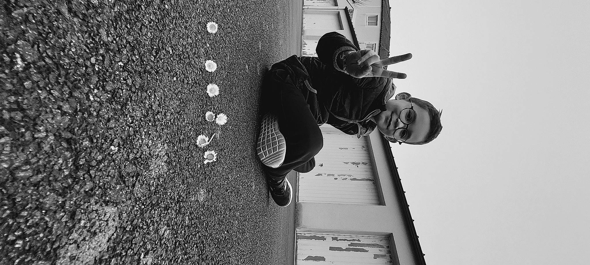 Tymého a rejoint le concours — aidez-le/la à gagner de superbes lots ! architecture, art, asphalt, black, black_and_white, design, eyewear, grey, hat, line, monochrome, monochrome_photography, person, road_surface, sculpture, sky, stock_photography, style, water, white