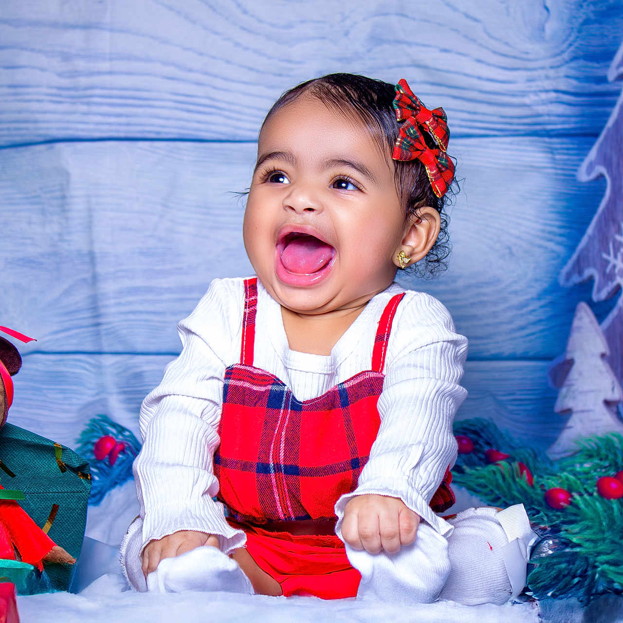 Aylla is registered to the contest to win money with this photo: animal, baby, babylaughing, face, fish, happy, head, laughing, person, photography, portrait, sealife, shark, smile, surprised, toy