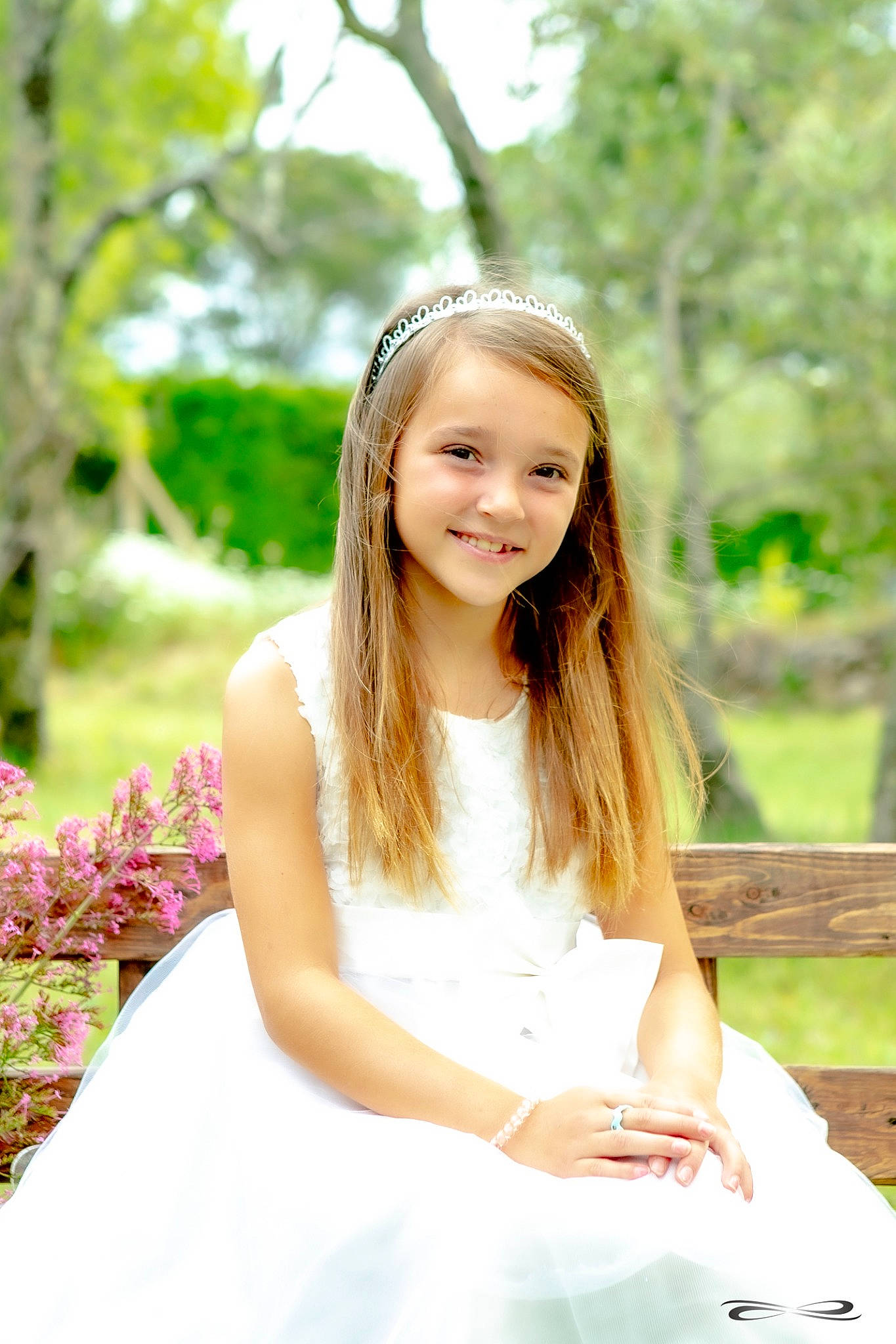 Maeva a rejoint le concours — aidez-le/la à gagner de superbes lots ! bridal_accessory, bridal_clothing, bridal_party_dress, bride, dress, flash_photography, flower, gown, grass, happy, headpiece, joy, long_hair, people_in_nature, person, plant, shoulder, smile, summer, sunlight