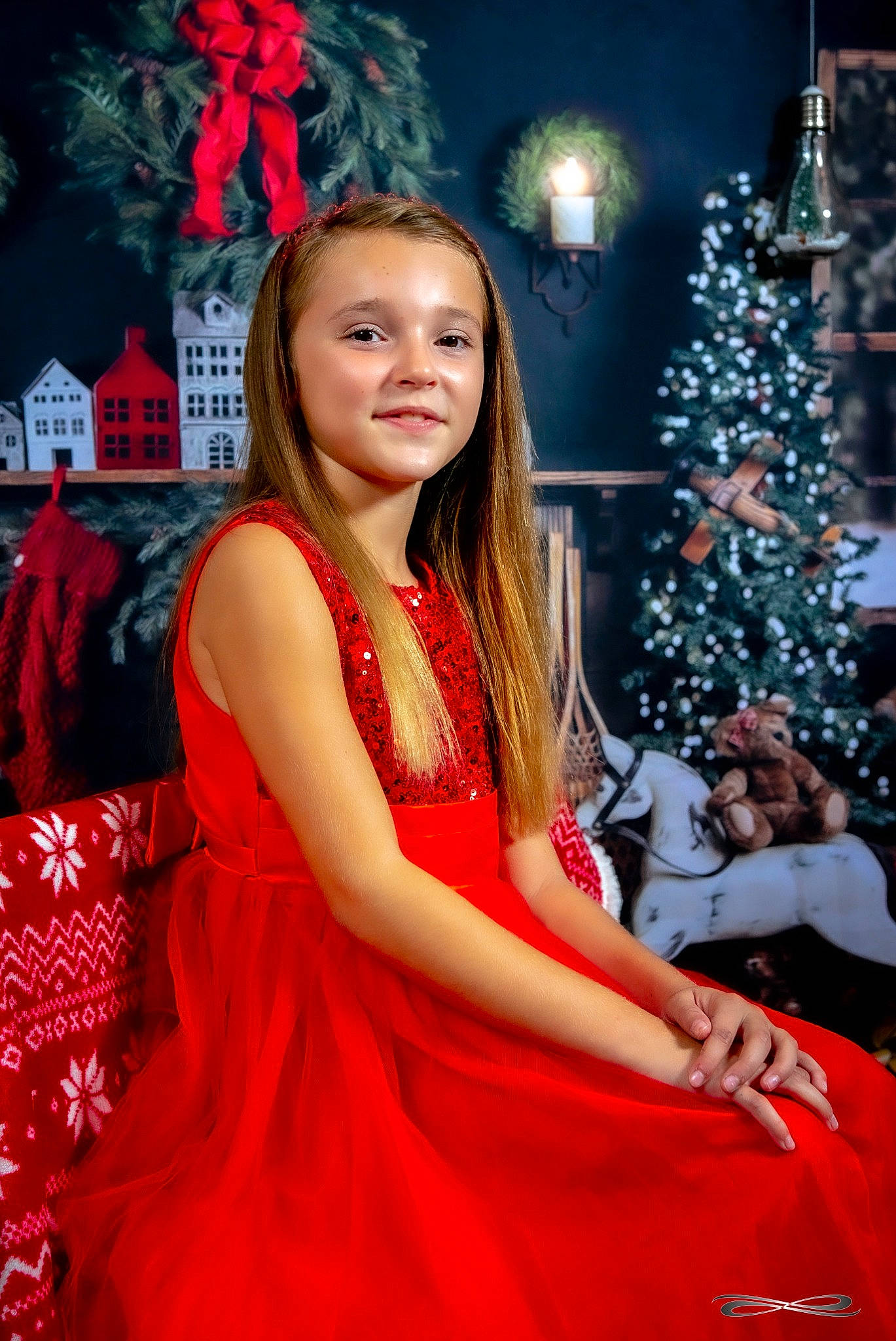 Maeva a rejoint le concours — aidez-le/la à gagner de superbes lots ! christmas_tree, day_dress, dress, event, fashion_design, flash_photography, formal_wear, hairstyle, happy, human_leg, jewellery, joy, long_hair, one_piece_garment, ornament, person, pink, red, skin, smile