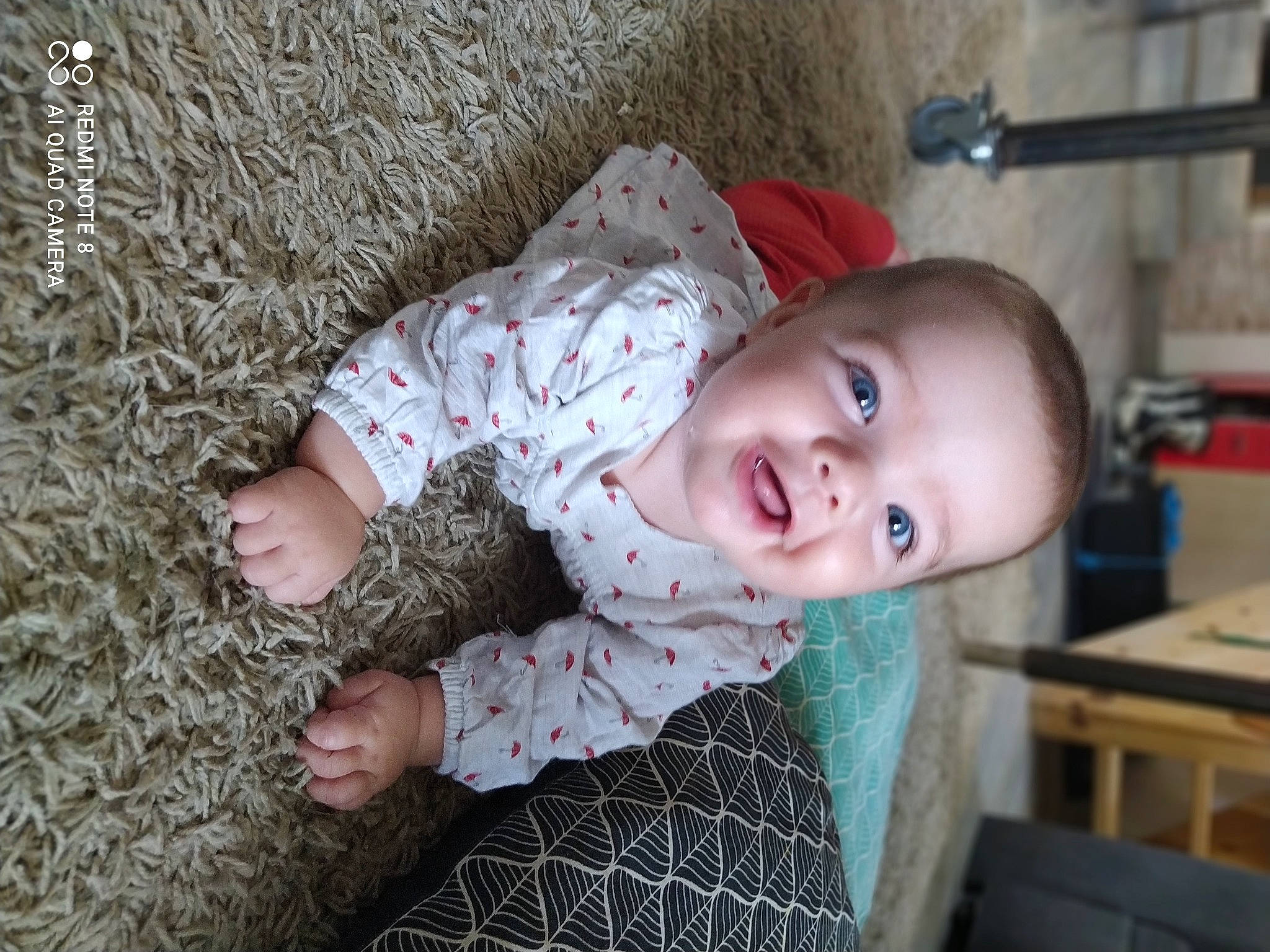 Iliana participe au concours pour gagner de l'argent avec cette photo : baby, baby_products, baby_toddler_clothing, child, chin, comfort, design, eye, face, flooring, head, iris, nose, pattern, person, skin, sleeve, smile, toddler, vertebrate