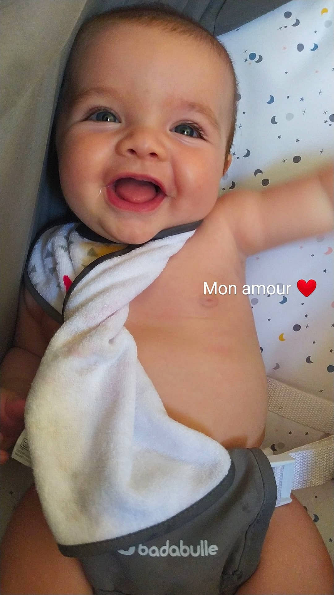 Iliana participe au concours pour gagner de l'argent avec cette photo : baby, baby_laughing, baby_toddler_clothing, cheek, chest, comfort, elbow, gesture, happy, linens, lip, mouth, neck, person, skin, sleeve, smile, stomach, thumb, toddler