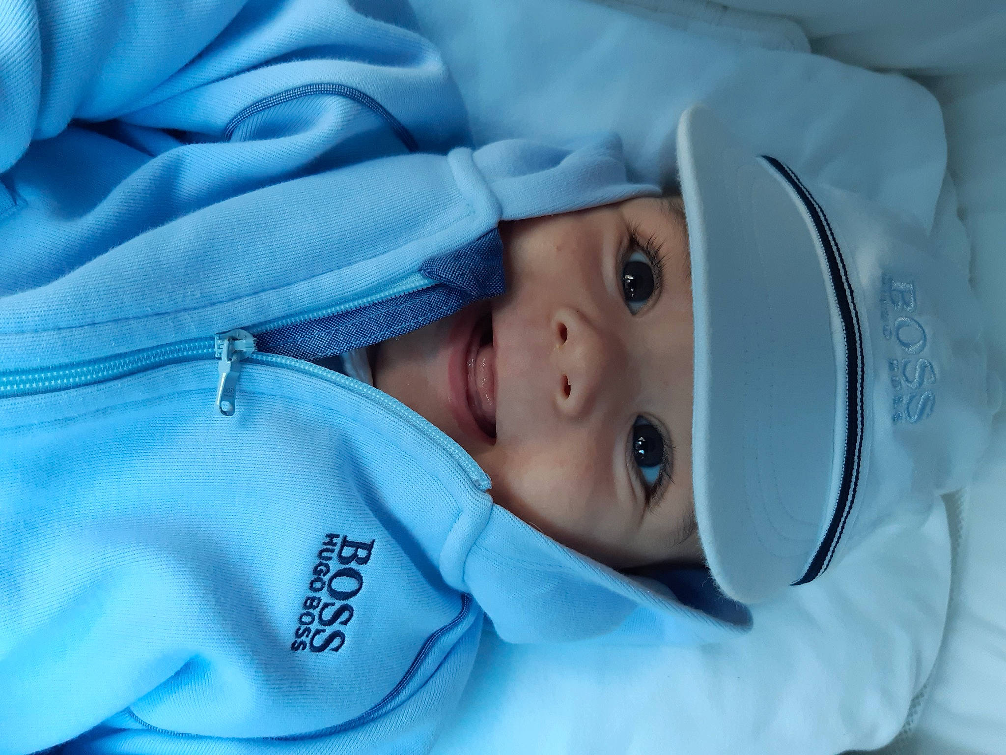 Alex a rejoint le concours — aidez-le/la à gagner de superbes lots ! azure, baby, cheek, child, comfort, electric_blue, eyebrow, eyelash, face, happy, portrait_photography, sleeve, smile, toddler, winter