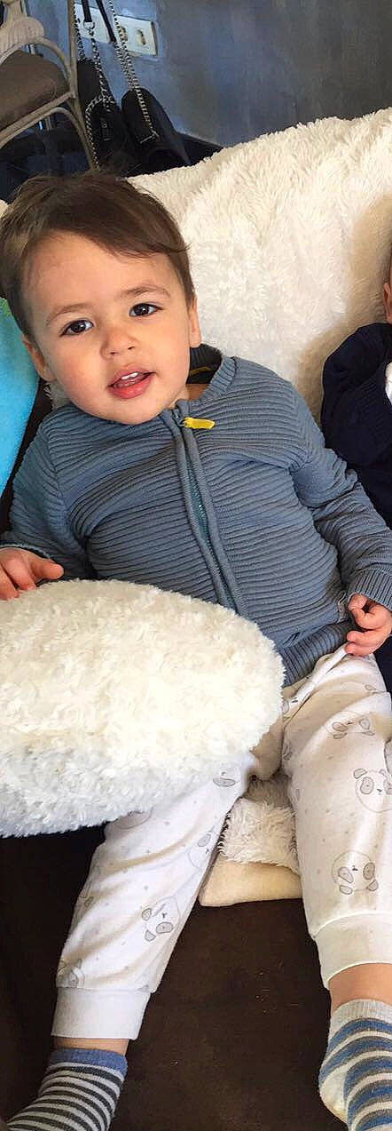 Ezio participe au concours pour gagner de l'argent avec cette photo : baby_toddler_clothing, child, chin, comfort, eye, finger, hairstyle, head, human, nose, organ, outerwear, people, person, skin, sleeve, snapshot, textile, toddler, white