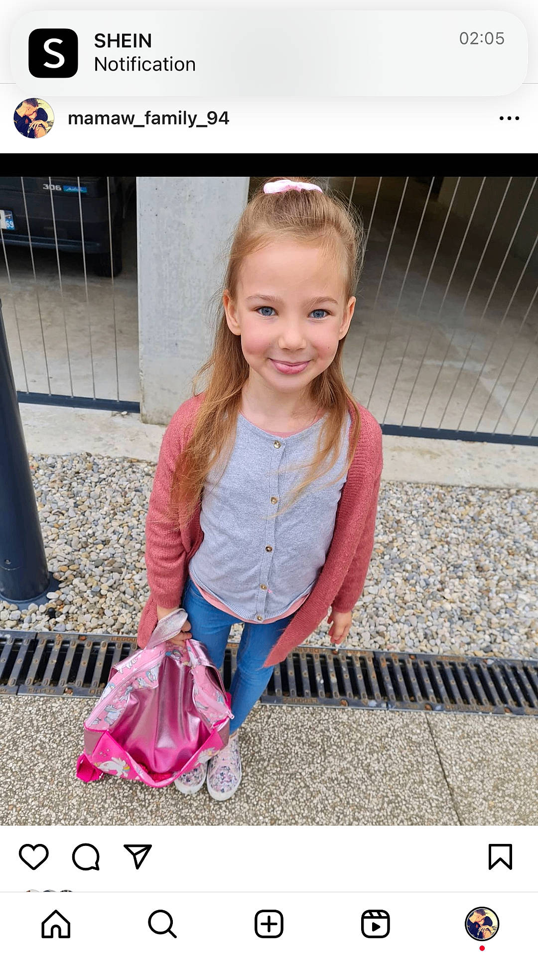 Mila a rejoint le concours — aidez-le/la à gagner de superbes lots ! accessories, bag, car, child, clothing, face, female, footwear, girl, handbag, head, jeans, machine, pants, person, photography, portrait, purse, shoe, wheel