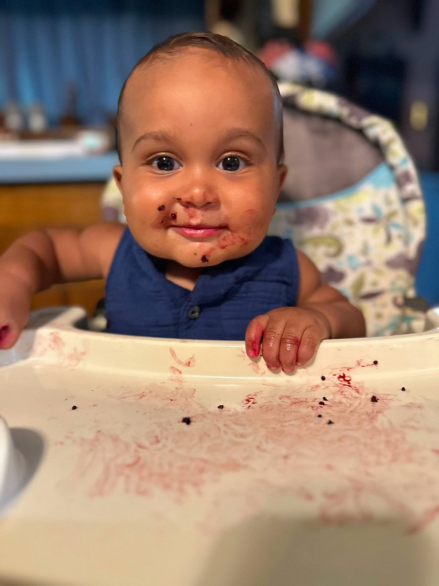 Cairo is registered to the contest to win money with this photo: baby, cheek, child, event, facial_expression, finger, fun, hairstyle, hand, happy, head, human, icing, mouth, people, person, skin, smile, sweetness, t_shirt