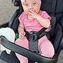 Mia a rejoint le concours — aidez-le/la à gagner de superbes lots ! baby, infant, child, stroller, pink_clothing, headband, bow, blue_eyes, cute, sitting, fingers, barefoot, outdoor, portrait, candid, soft_focus, baby_girl, seatbelt, comfort, expression