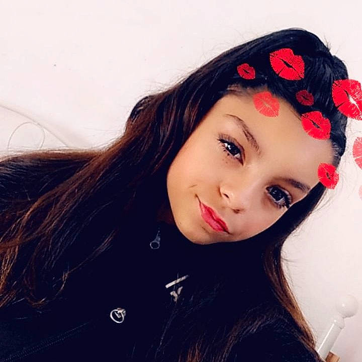 Louanne participe au concours pour gagner de l'argent avec cette photo : bangs, beauty, black_hair, chin, cool, ear, eye, eyebrow, face, fashion, forehead, hair, hairstyle, head, lip, long_hair, nose, person, red, selfie