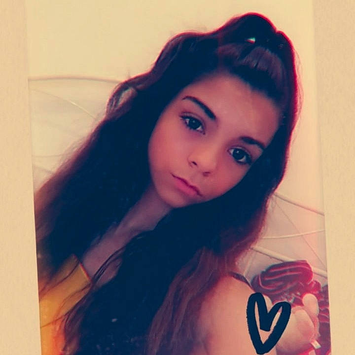 Louanne participe au concours pour gagner de l'argent avec cette photo : beauty, black_hair, brown_hair, chin, cool, eye, eyebrow, face, forehead, hair, hairstyle, head, lip, long_hair, mouth, nose, person, photography, pink, selfie