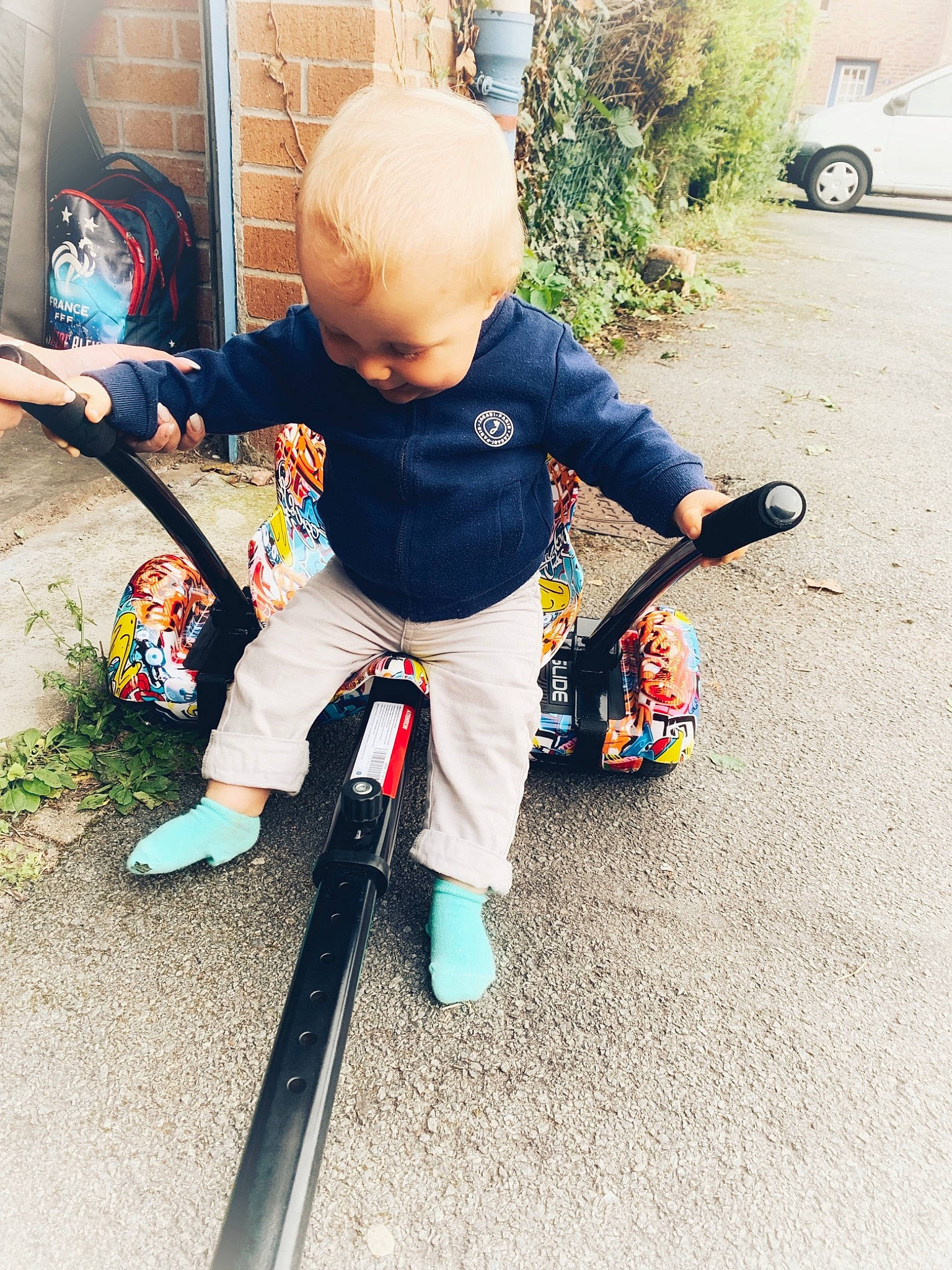 Lévy a rejoint le concours — aidez-le/la à gagner de superbes lots ! asphalt, baby, baby_products, baby_toddler_clothing, child, flooring, fun, grass, happy, person, plant, play, recreation, shoe, sneakers, t_shirt, tire, toddler, toy, vehicle