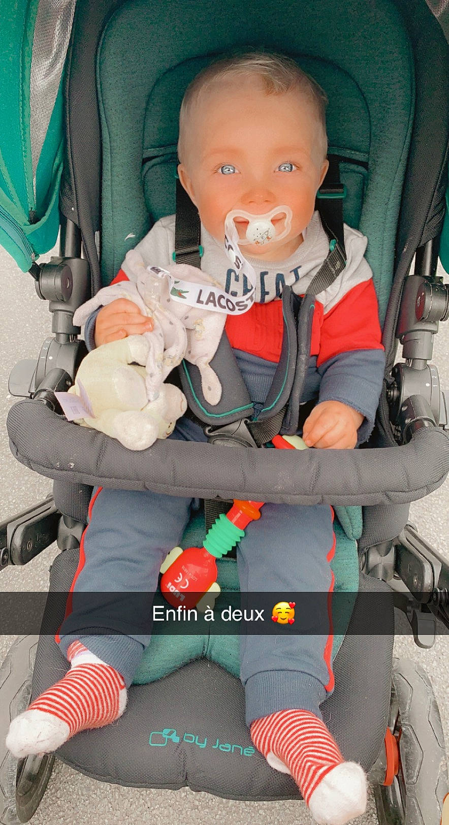 Lévy participe au concours pour gagner de l'argent avec cette photo : baby, baby_carriage, baby_products, baby_toddler_clothing, car_seat, chair, child, comfort, fictional_character, fun, glove, green, lap, mouth, person, personal_protective_equipment, product, snapshot, thigh, toddler