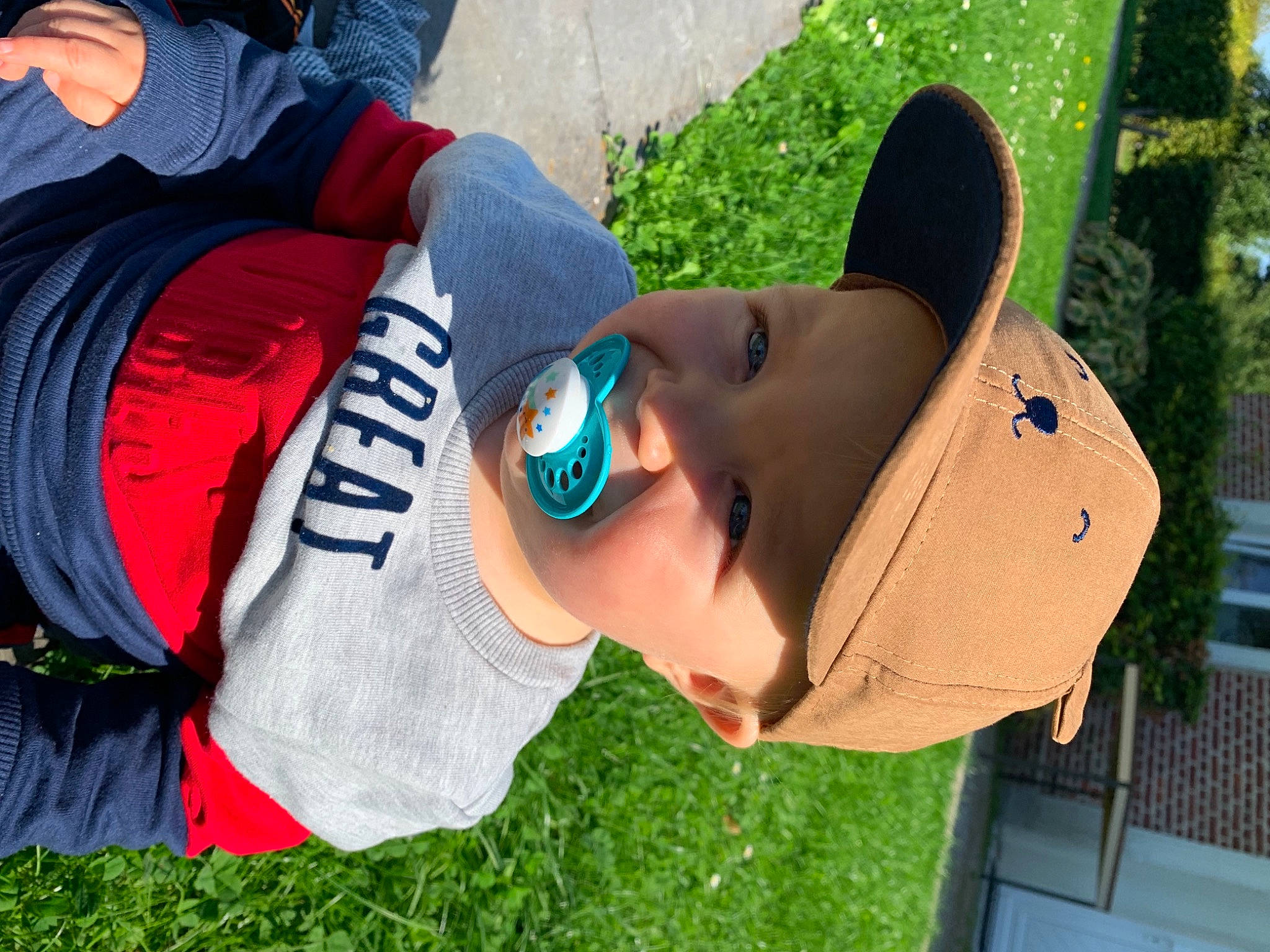 Lévy a rejoint le concours — aidez-le/la à gagner de superbes lots ! baseball_cap, cap, child, electric_blue, eyewear, fashion_accessory, fun, grass, green, hat, headwear, leisure, person, personal_protective_equipment, plant, recreation, street_fashion, sunglasses, t_shirt, textile