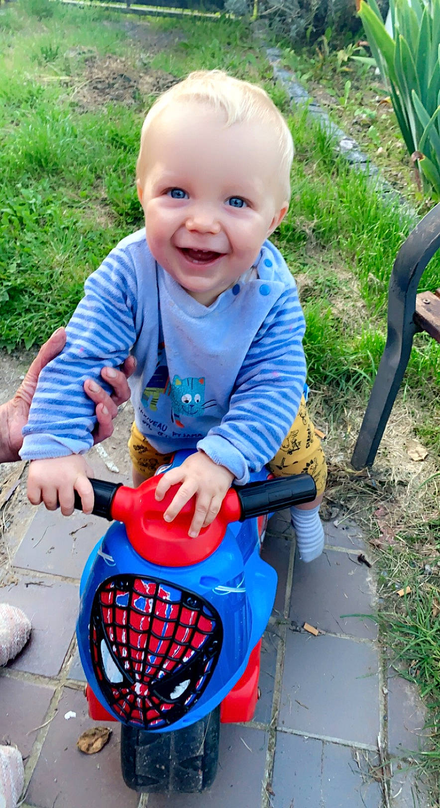 Lévy a rejoint le concours — aidez-le/la à gagner de superbes lots ! baby, baby_toddler_clothing, blue, child, eye, facial_expression, fun, grass, green, happy, joy, leisure, organ, people_in_nature, person, photograph, plant, product, public_space, smile