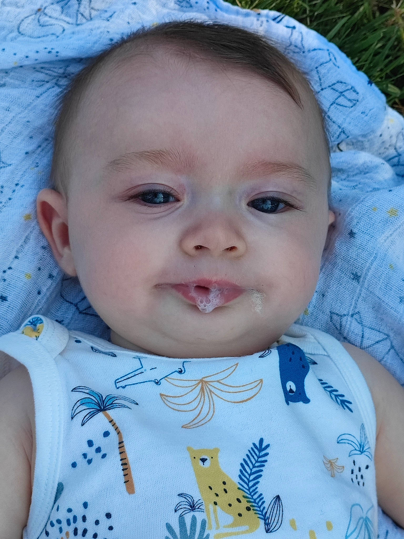 Malone a rejoint le concours — aidez-le/la à gagner de superbes lots ! baby, baby_toddler_clothing, beauty, bib, blue, cheek, chin, collar, eyebrow, eyelash, hairstyle, happy, iris, lip, neck, nose, person, skin, sleeve, textile