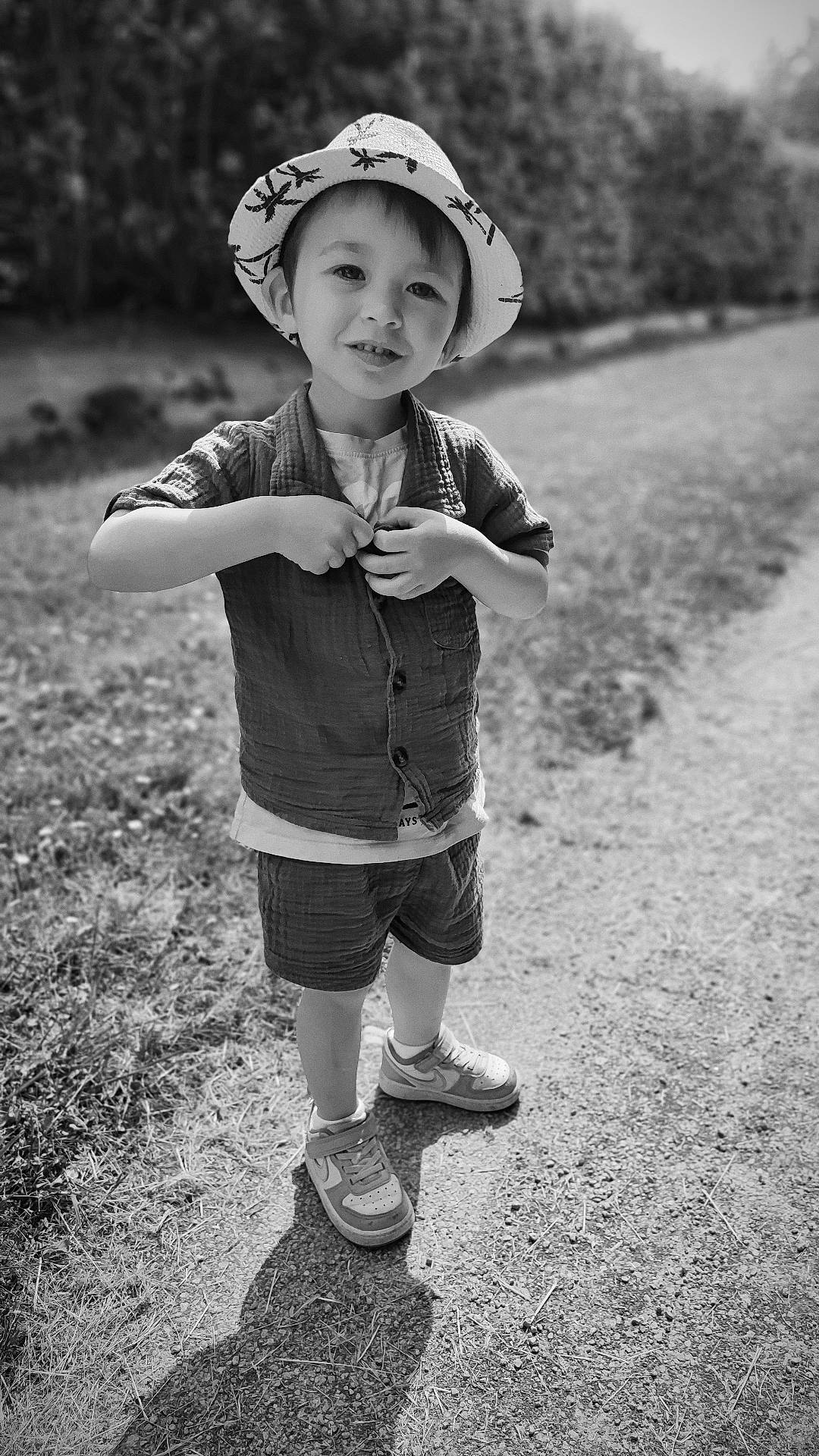 Malone a rejoint le concours — aidez-le/la à gagner de superbes lots ! boy, casual, child, cute, daylight, grass, hat, nature, outdoor, path, playful, portrait, shadow, shirt, shorts, smiling, sneakers, standing, summer_clothing, young
