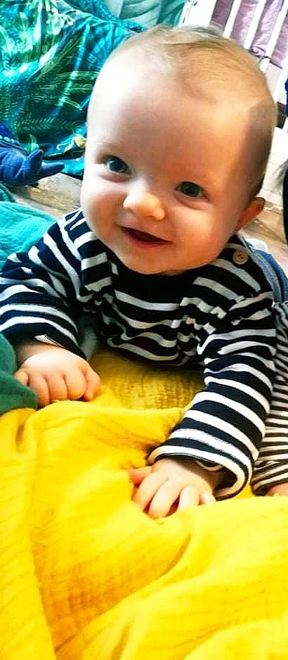 Mylo participe au concours pour gagner de l'argent avec cette photo : baby, baby_toddler_clothing, cheek, child, comfort, finger, flooring, fun, happy, head, person, photograph, product, skin, sleeve, smile, snapshot, thumb, toddler, tummy_time