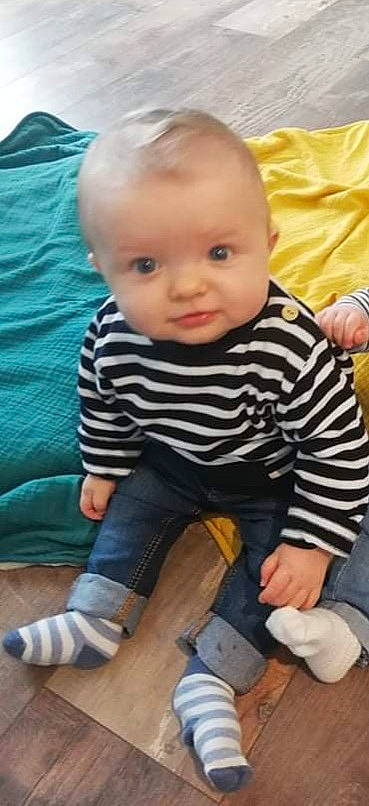 Mylo a rejoint le concours — aidez-le/la à gagner de superbes lots ! baby, baby_toddler_clothing, cheek, child, clothing, comfort, eye, flooring, happy, iris, pattern, person, sitting, skin, sleeve, smile, sock, standing, t_shirt, toddler