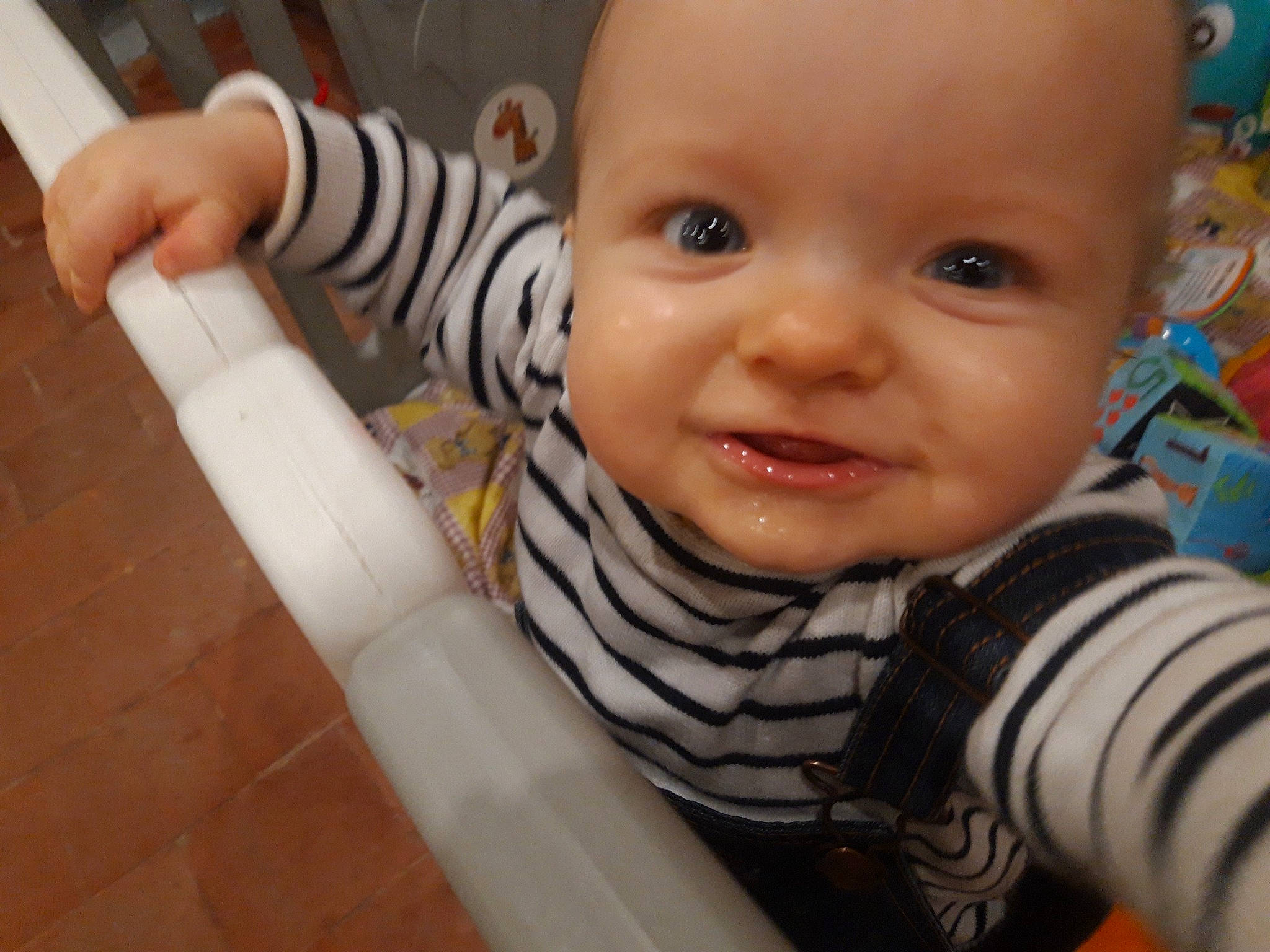 Mylo a rejoint le concours — aidez-le/la à gagner de superbes lots ! baby, baby_toddler_clothing, cheek, chin, eyebrow, eyelash, finger, flooring, happy, human_body, iris, lip, nose, person, product, skin, sleeve, smile, thumb, toddler