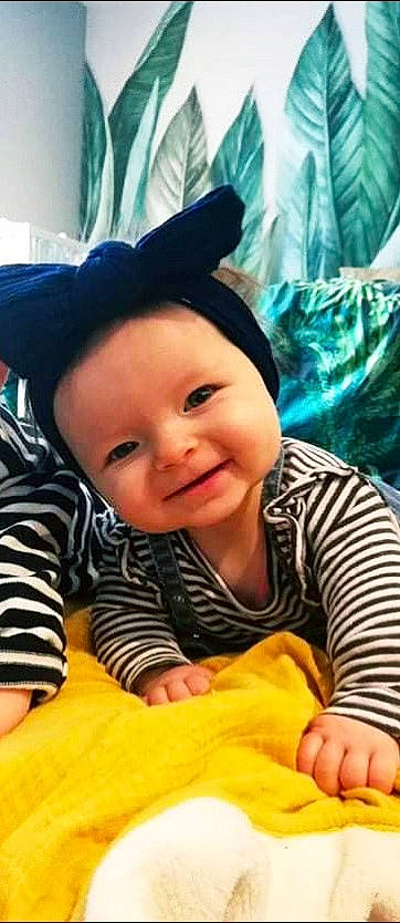 Molly participe au concours pour gagner de l'argent avec cette photo : baby, baby_toddler_clothing, cap, cheek, comfort, eye, face, finger, hairstyle, happy, head, headwear, joy, lip, mouth, nose, outerwear, person, photograph, skin