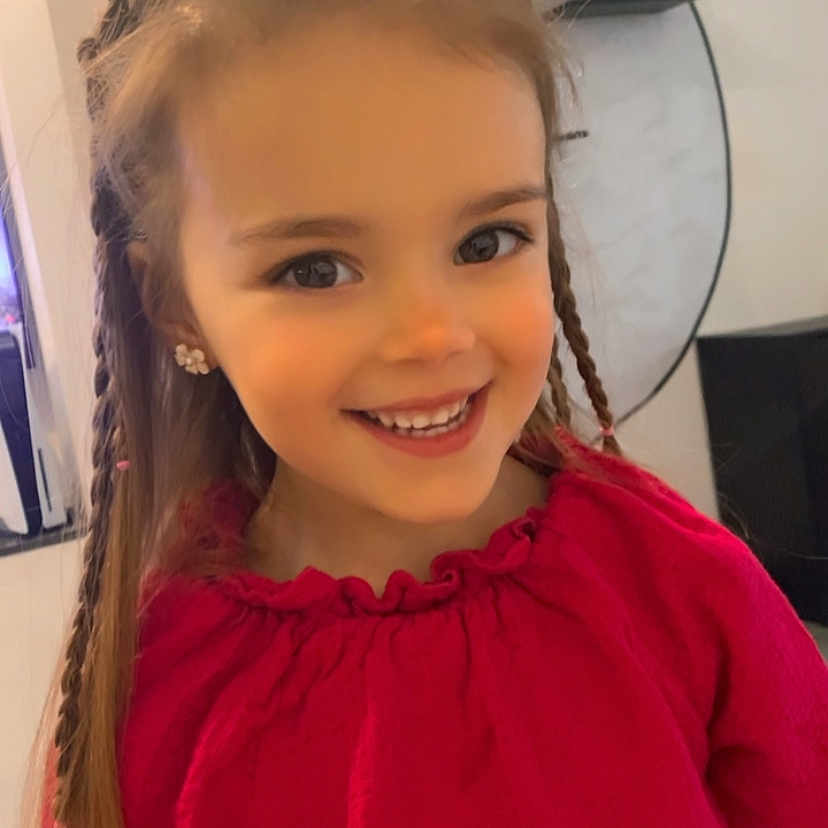 Emma a rejoint le concours — aidez-le/la à gagner de superbes lots ! braid, child, clothing, dress, eveningdress, face, female, formalwear, girl, hair, happy, head, longsleeve, person, photography, ponytail, portrait, sleeve, smile