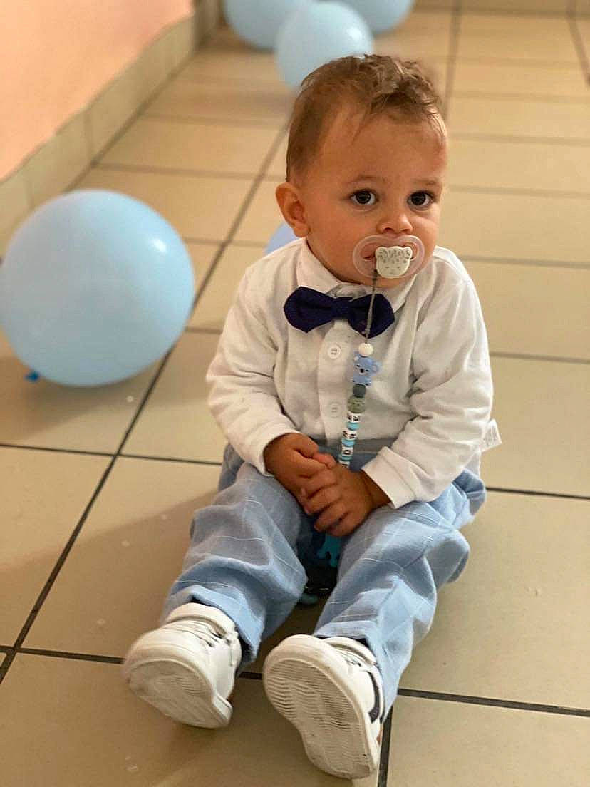 Léandre a rejoint le concours — aidez-le/la à gagner de superbes lots ! baby_toddler_clothing, cheek, chin, clothing, collar, eye, face, floor, flooring, hair, hairstyle, hand, head, leg, nose, person, skin, sleeve, standing, toddler