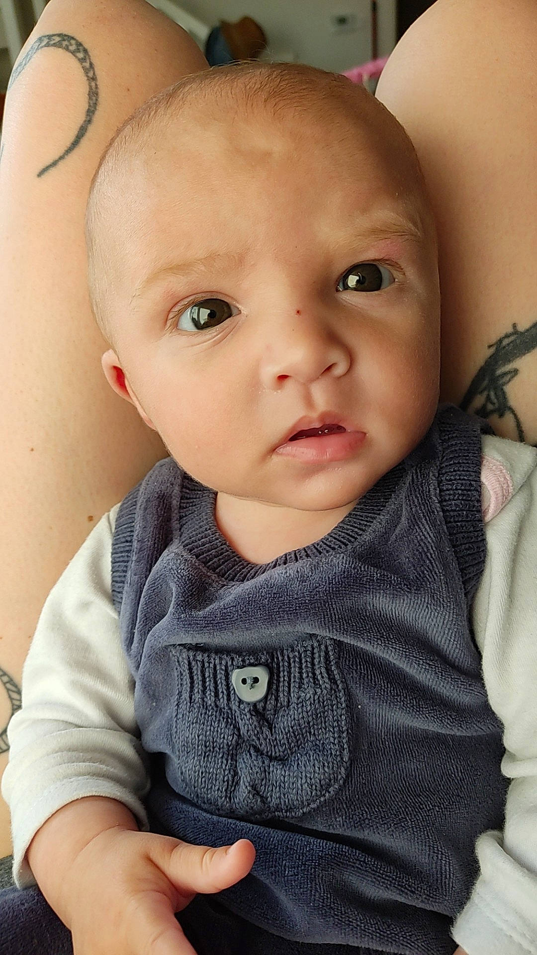 Thaïs participe au concours pour gagner de l'argent avec cette photo : baby, baby_toddler_clothing, cheek, chin, comfort, eyebrow, eyelash, facial_expression, finger, gesture, iris, lip, mouth, neck, nose, person, product, skin, sleeve, standing