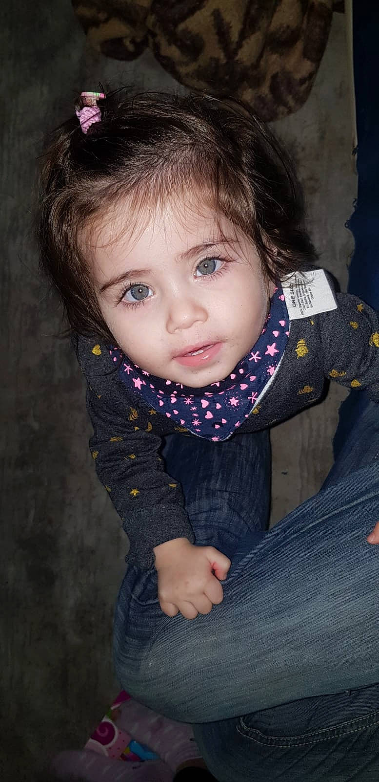 Husna a rejoint le concours — aidez-le/la à gagner de superbes lots ! baby, baby_toddler_clothing, button, cheek, child, child_model, costume_accessory, denim, embellishment, eyelash, hair_accessory, hairstyle, headpiece, iris, lip, mouth, organ, person, portrait, portrait_photography