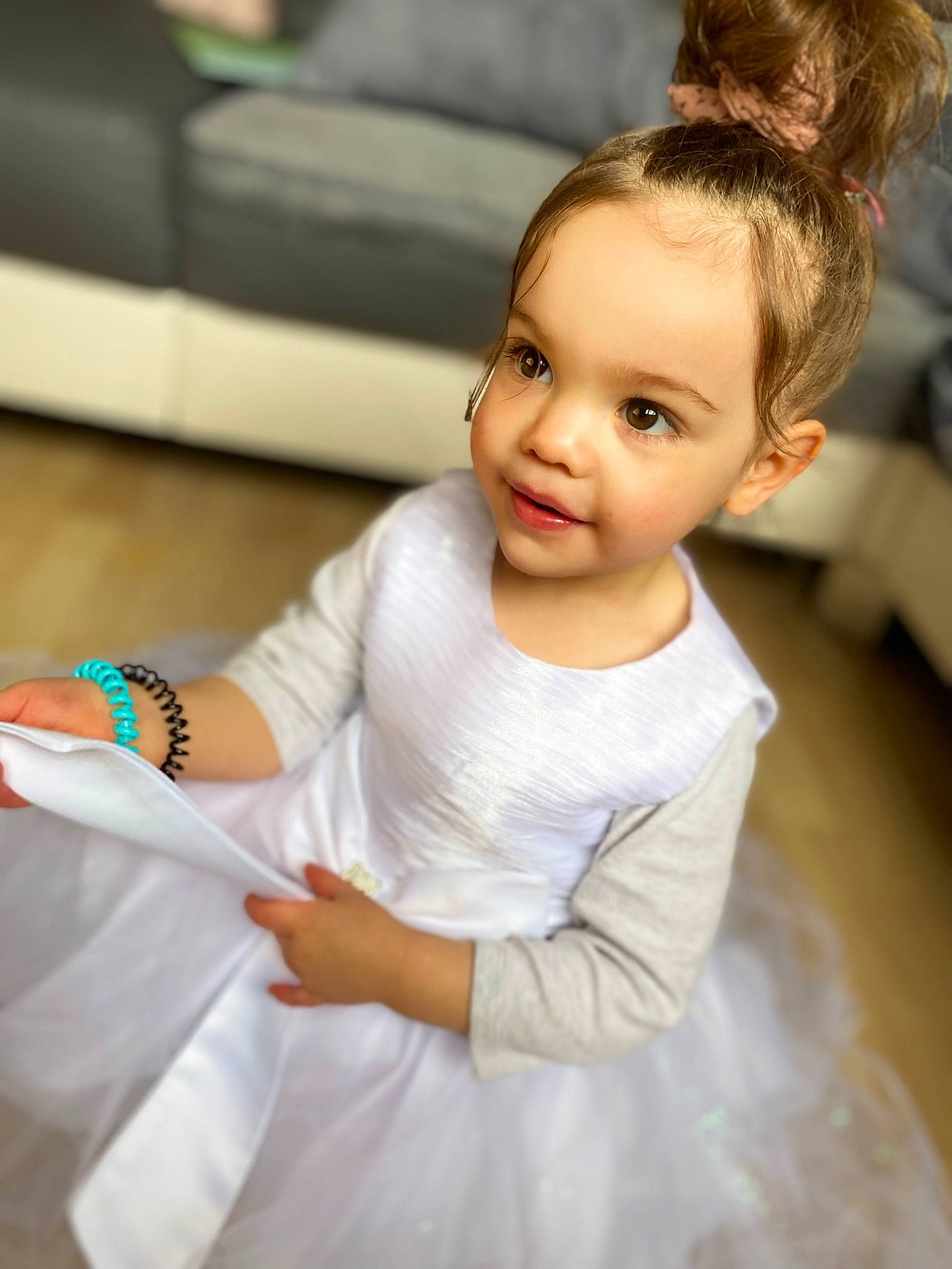 Hayllie a rejoint le concours — aidez-le/la à gagner de superbes lots ! baby_toddler_clothing, bridal_clothing, bun, child, dress, event, facial_expression, fashion_design, finger, fun, gesture, hair, happy, jewellery, neck, person, shoulder, skin, sleeve, toddler
