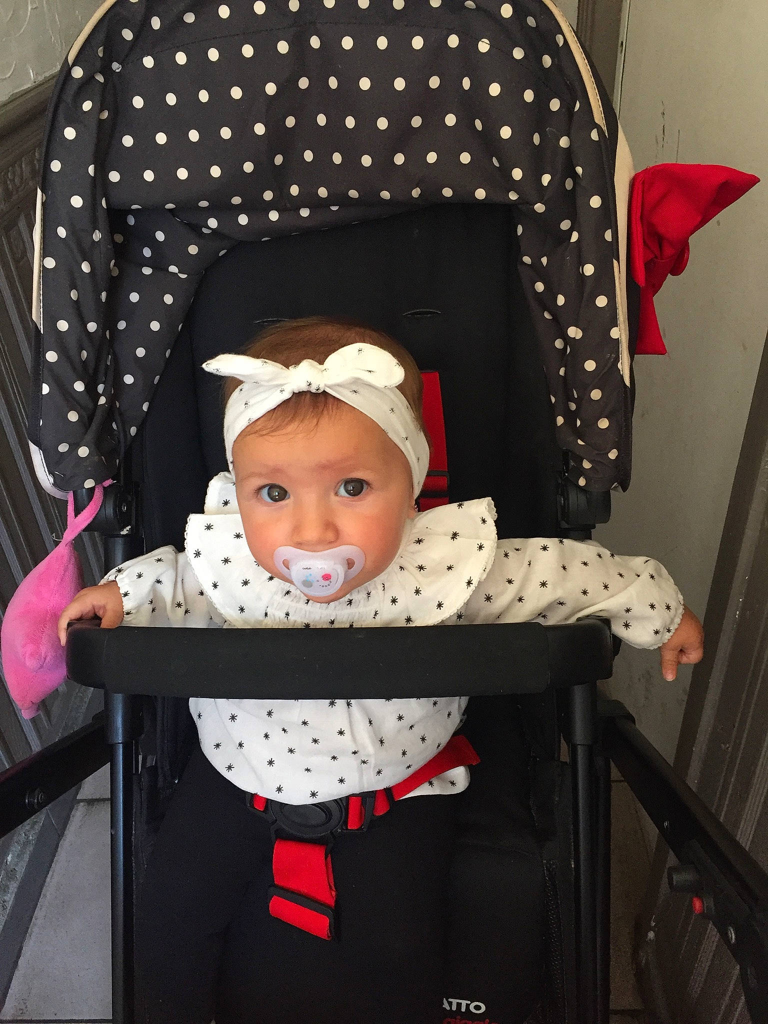 Ines a rejoint le concours — aidez-le/la à gagner de superbes lots ! baby_products, child, costume, day, design, fun, girl, headgear, outerwear, pattern, person, polka_dot, product, red, smile, textile, toddler