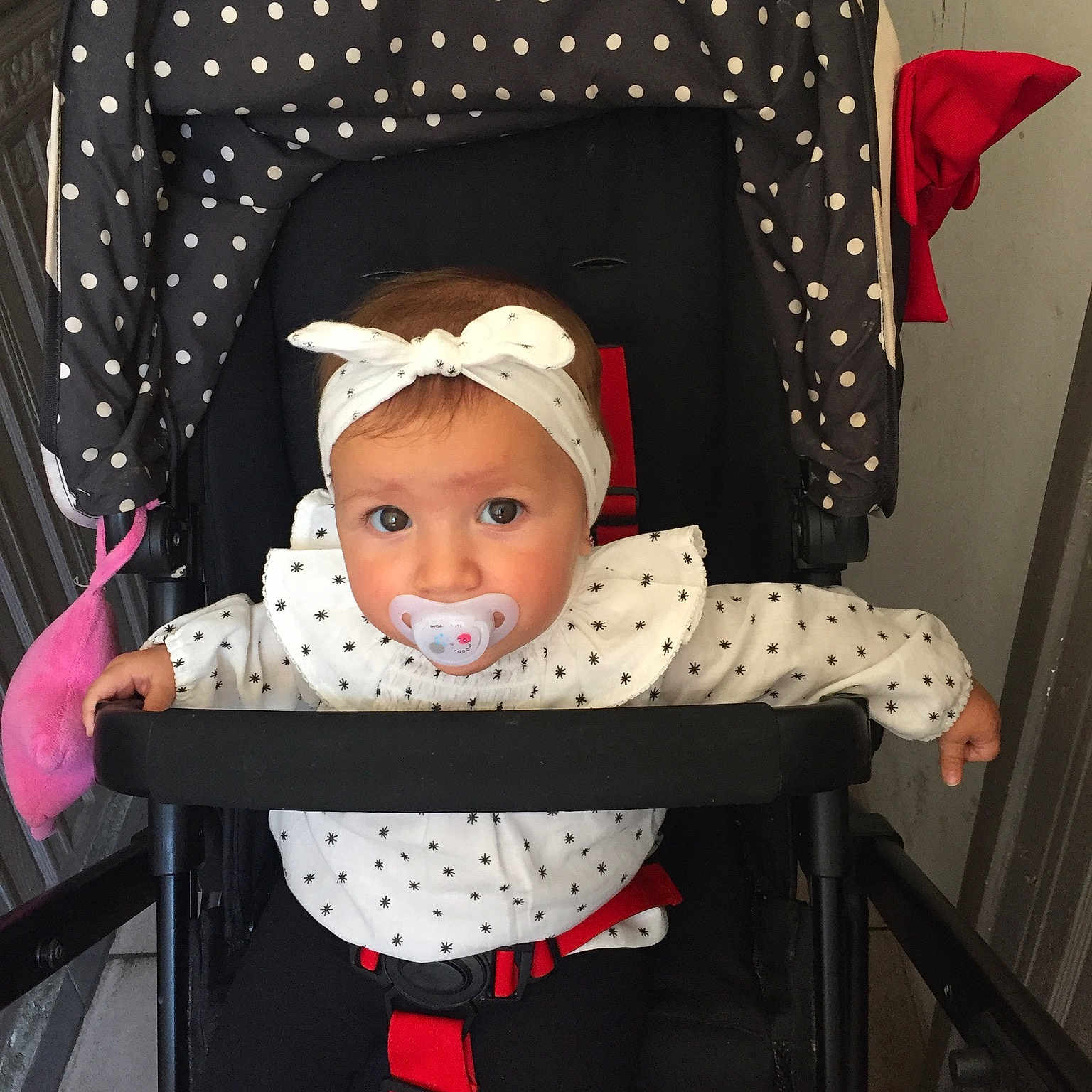 Ines a rejoint le concours — aidez-le/la à gagner de superbes lots ! baby_products, child, costume, day, design, fun, girl, headgear, outerwear, pattern, person, polka_dot, product, red, smile, textile, toddler