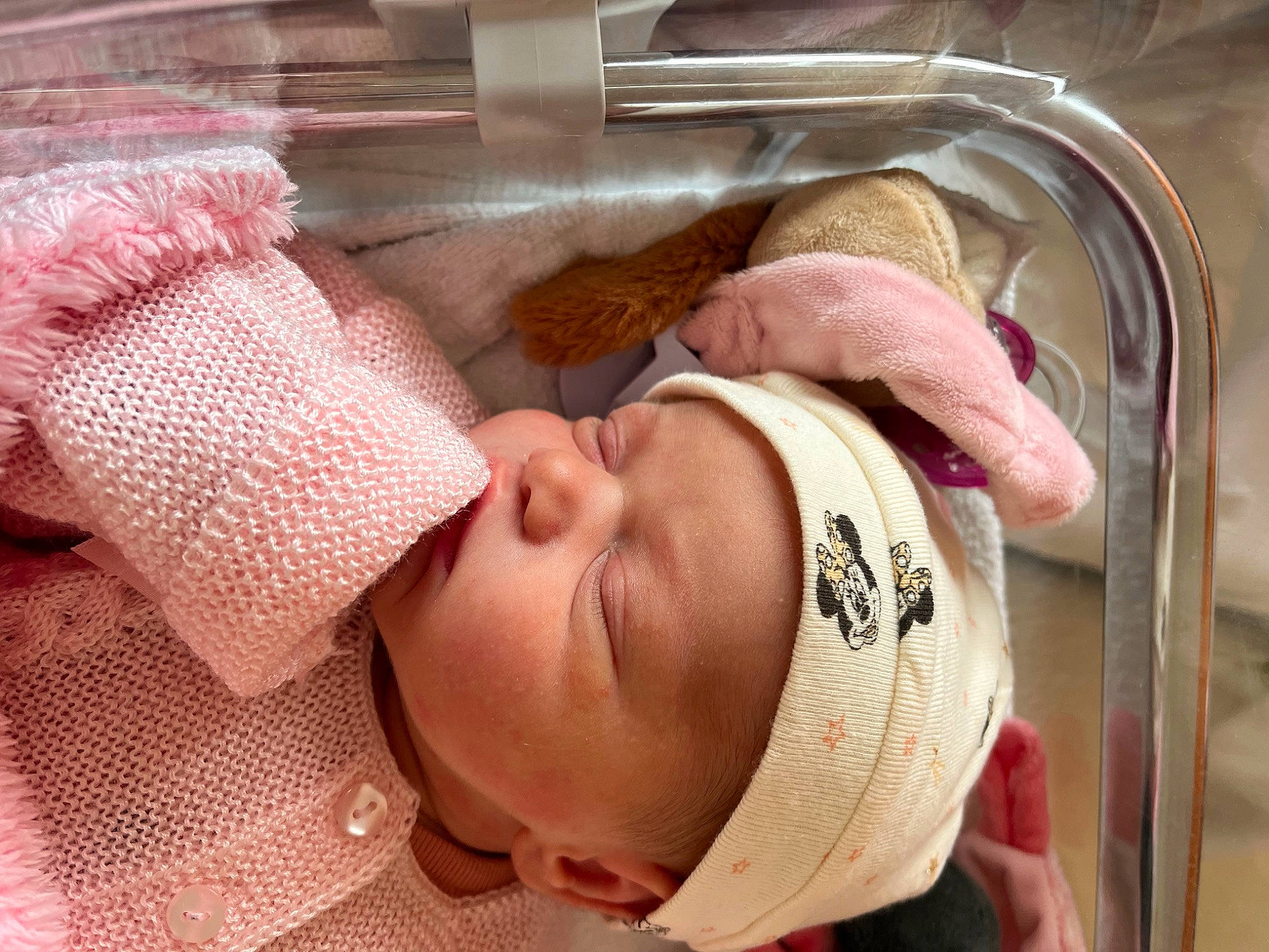 Anna a rejoint le concours — aidez-le/la à gagner de superbes lots ! baby, baby_products, baby_safety, baby_sleeping, baby_toddler_clothing, bedtime, cheek, child, childbirth, comfort, eyelash, headgear, infant_bed, linens, nap, pattern, person, product, room, skin