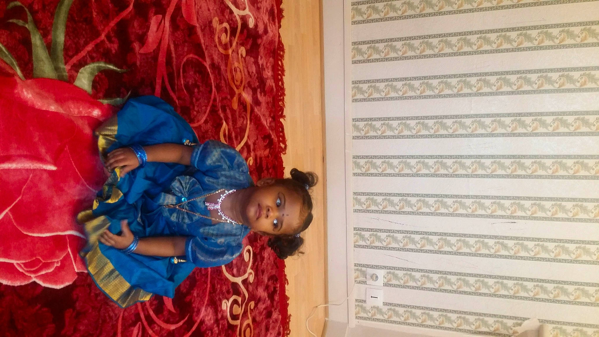 Athira participe au concours pour gagner de l'argent avec cette photo : child, person, red, room, textile, toddler