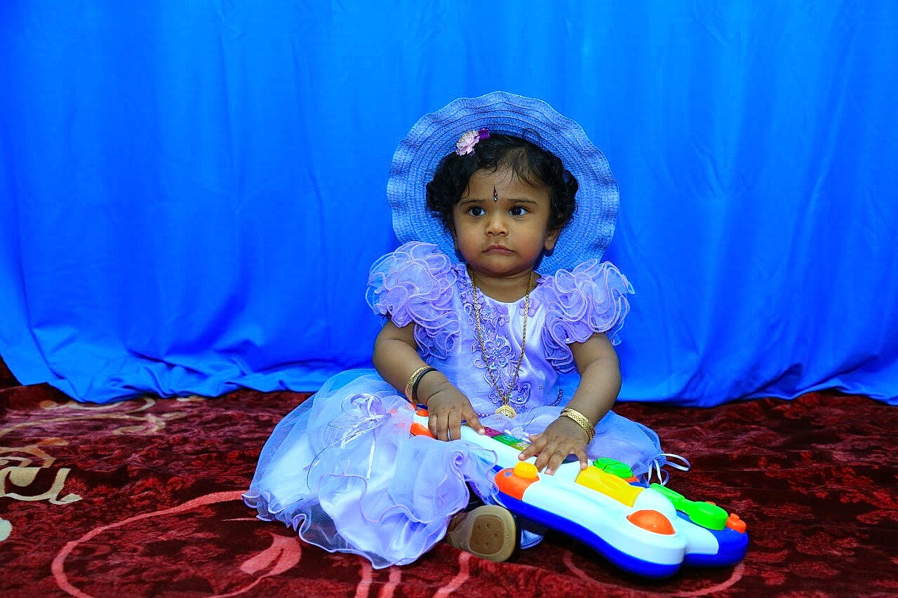 Athira a rejoint le concours — aidez-le/la à gagner de superbes lots ! baby, blue, child, fun, happy, person, photography, play, purple, sitting, skin, smile, toddler, vacation