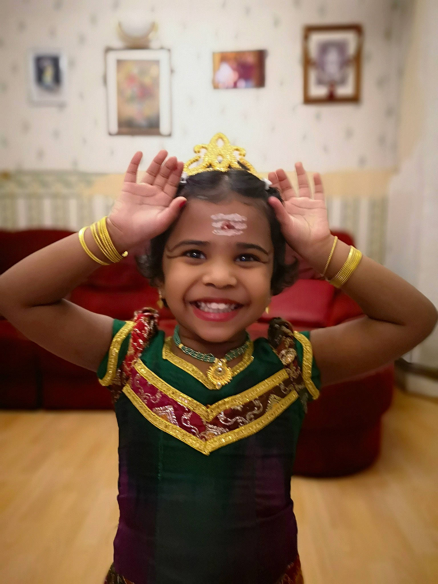 Athira participe au concours pour gagner de l'argent avec cette photo : child, crown, fashion_accessory, fun, hair_accessory, happy, headpiece, joy, person, smile