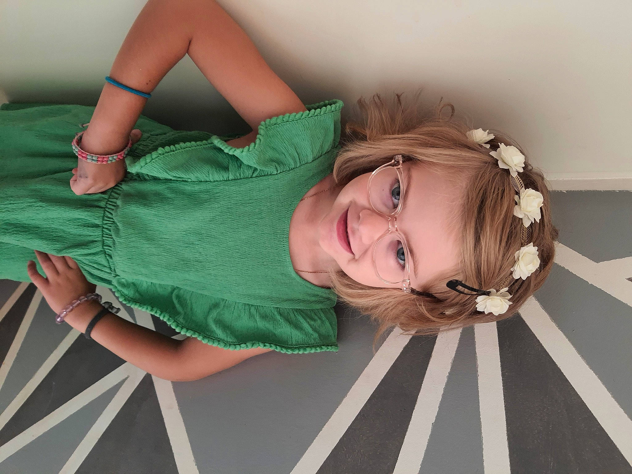 Capucine a rejoint le concours — aidez-le/la à gagner de superbes lots ! arm, blond, brown_hair, comfort, elbow, flash_photography, happy, human_leg, jewellery, joint, joy, knee, neck, person, shoulder, sitting, skin, smile, thigh, waist