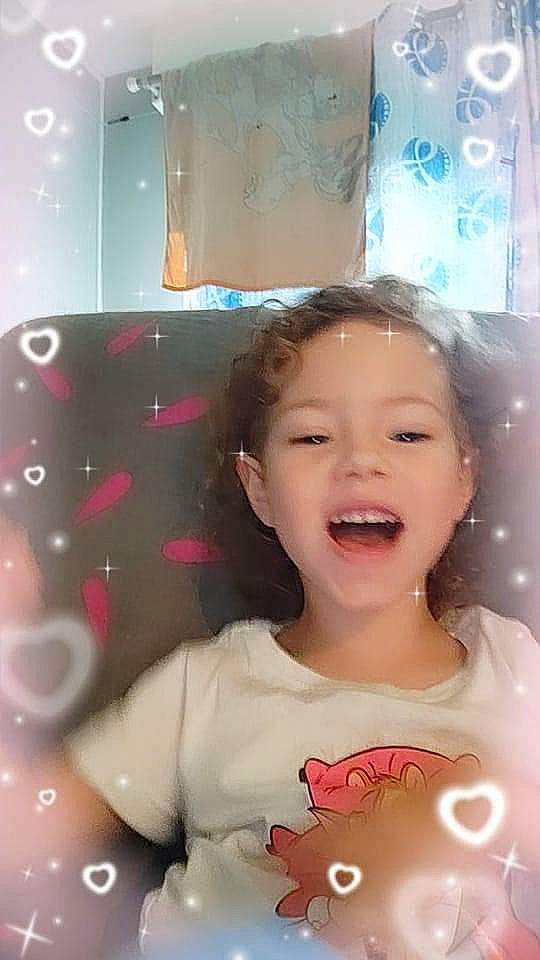 Athena a rejoint le concours — aidez-le/la à gagner de superbes lots ! cheek, child, cool, eye, eyebrow, eyelash, facial_expression, fun, gesture, hair, happy, iris, lip, mouth, nose, person, pink, skin, sleeve, smile