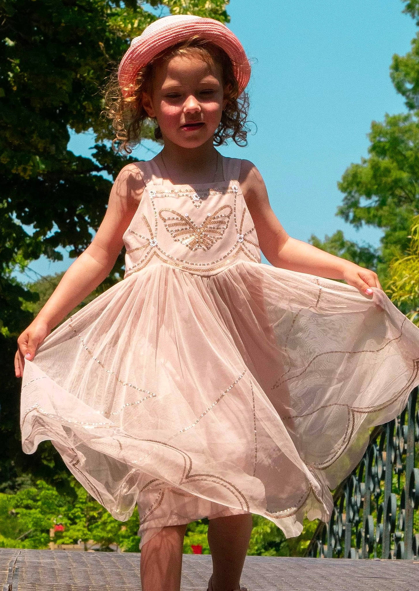 Athena a rejoint le concours — aidez-le/la à gagner de superbes lots ! baby_toddler_clothing, day_dress, dress, formal_wear, fun, grass, happy, hat, headgear, headpiece, one_piece_garment, people_in_nature, person, pink, ruffle, smile, summer, sun_hat, toddler, tree