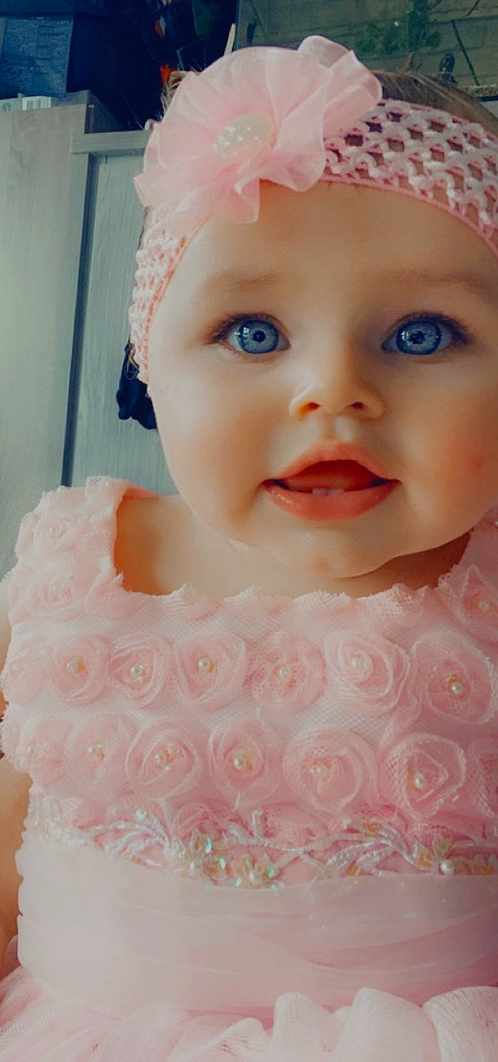 émylïanna participe au concours pour gagner de l'argent avec cette photo : baby, baby_toddler_clothing, cap, cheek, child, dress, embellishment, eye, eyebrow, eyelash, face, happy, headgear, headpiece, headwear, iris, lip, person, pink, skin