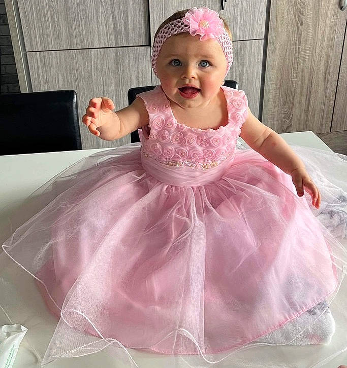 émylïanna a rejoint le concours — aidez-le/la à gagner de superbes lots ! baby_toddler_clothing, beauty, bridal_accessory, dress, embellishment, event, face, gown, happy, headgear, headpiece, headwear, magenta, person, pink, product, purple, ruffle, skin, sleeve