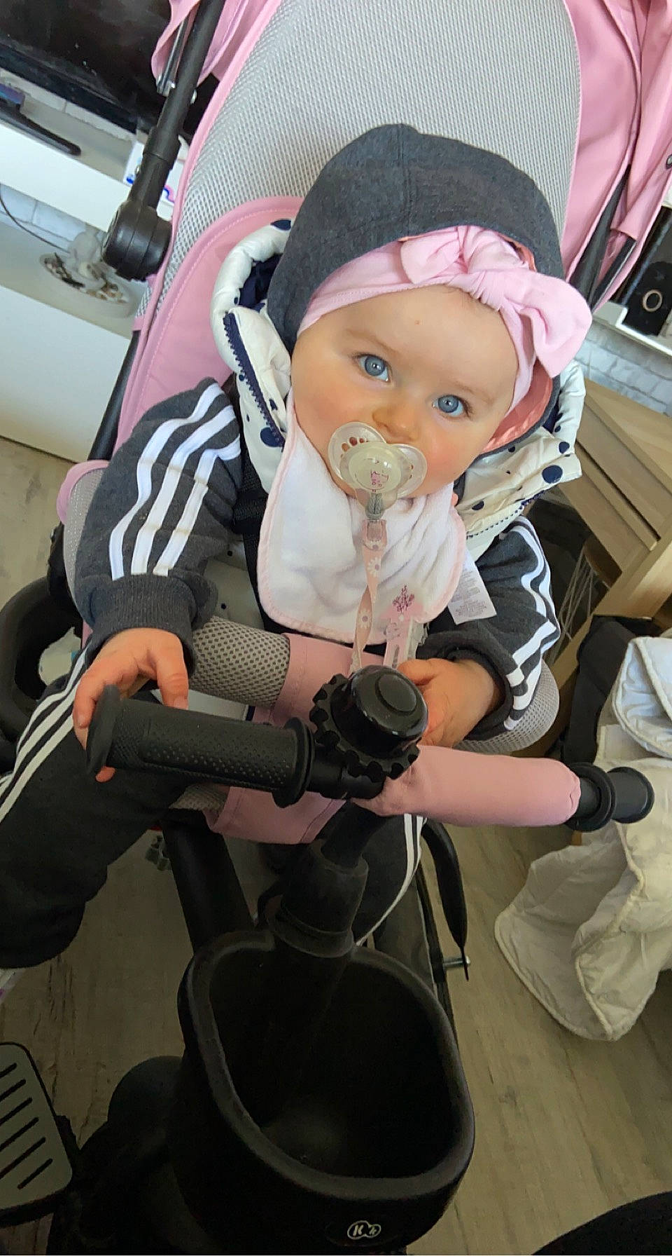 émylïanna participe au concours pour gagner de l'argent avec cette photo : auto_part, baby, baby_carriage, baby_in_car_seat, baby_products, baby_safety, beard, cap, car_seat, child, comfort, family_car, fun, headgear, headwear, lap, mammal, person, seat_belt, service