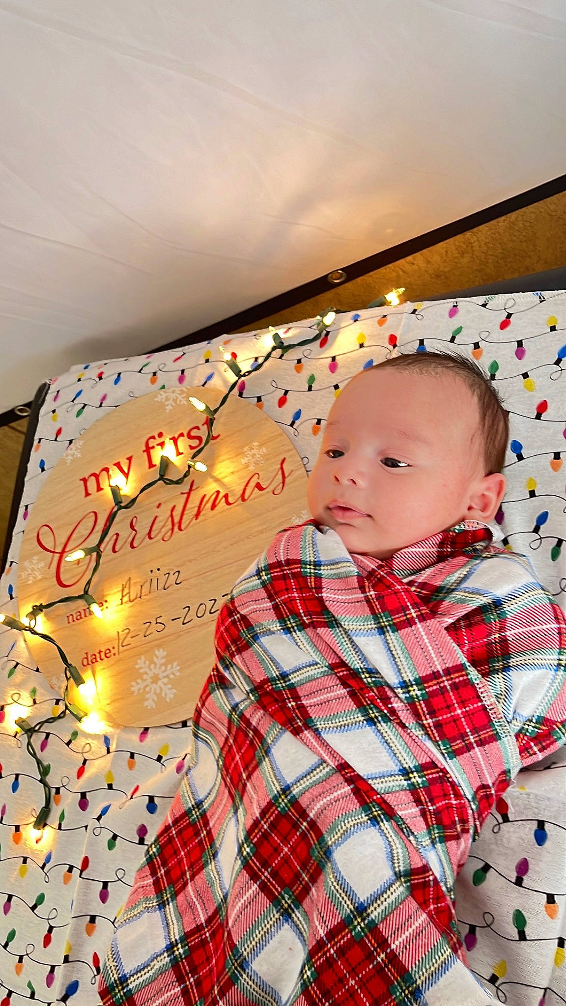 Ariizz is registered to the contest to win money with this photo: baby, baby_toddler_clothing, bedding, book, child, collar, comfort, home_accessories, lighting_accessory, linens, pattern, person, plaid, publication, rectangle, room, sitting, sleeve, tartan, textile