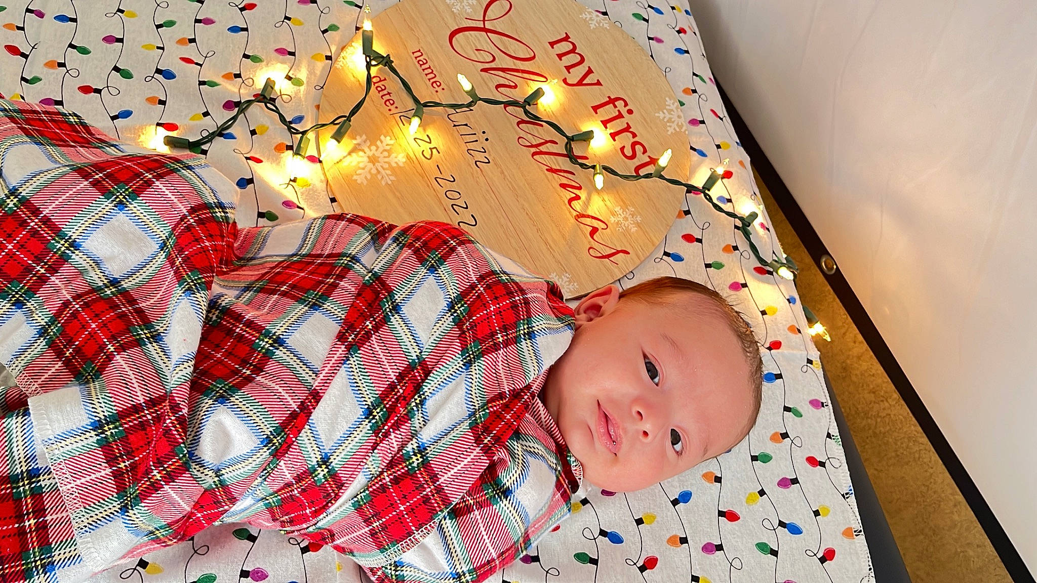 Ariizz is registered to the contest to win money with this photo: baby, baby_products, baby_toddler_clothing, bed, bedding, bedtime, carmine, child, comfort, event, happy, home_accessories, linens, pattern, person, plaid, room, sleeve, tartan, textile