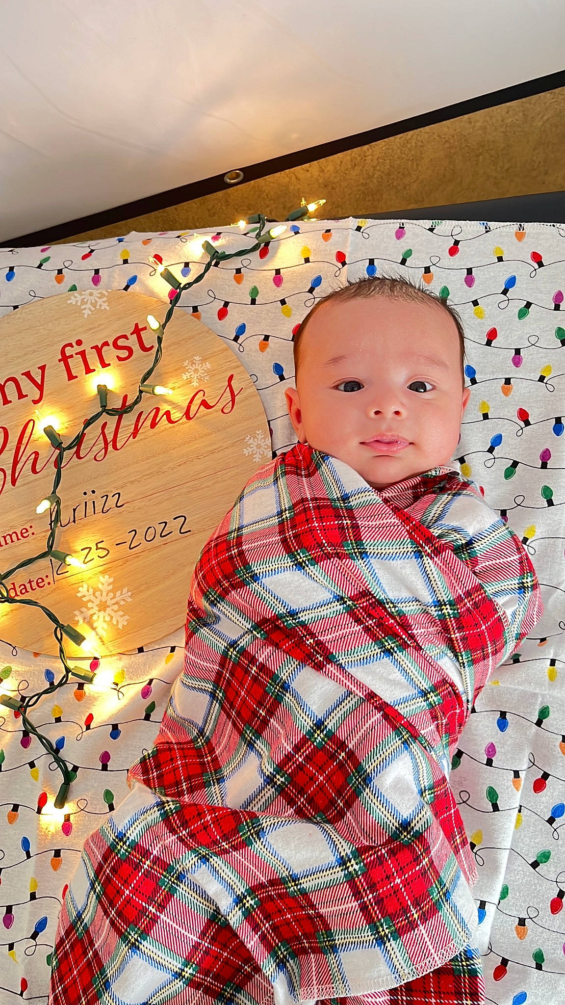 Ariizz is registered to the contest to win money with this photo: baby, baby_toddler_clothing, child, collar, dress_shirt, event, flooring, happy, head, linens, pattern, person, plaid, rectangle, room, sleeve, smile, tartan, textile, toddler